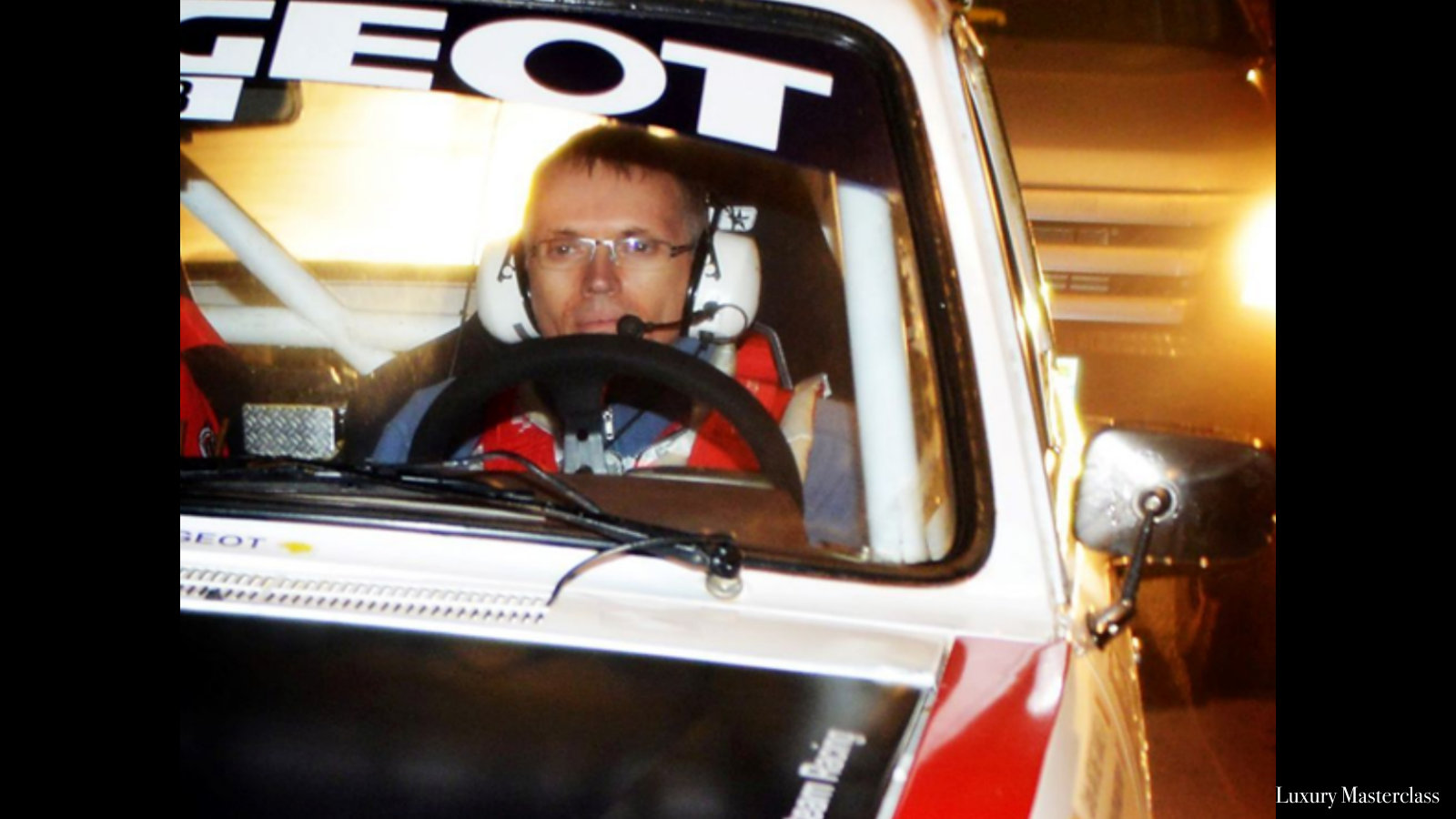 Tavares al volante: pilota e ingegnere collaudatore.
